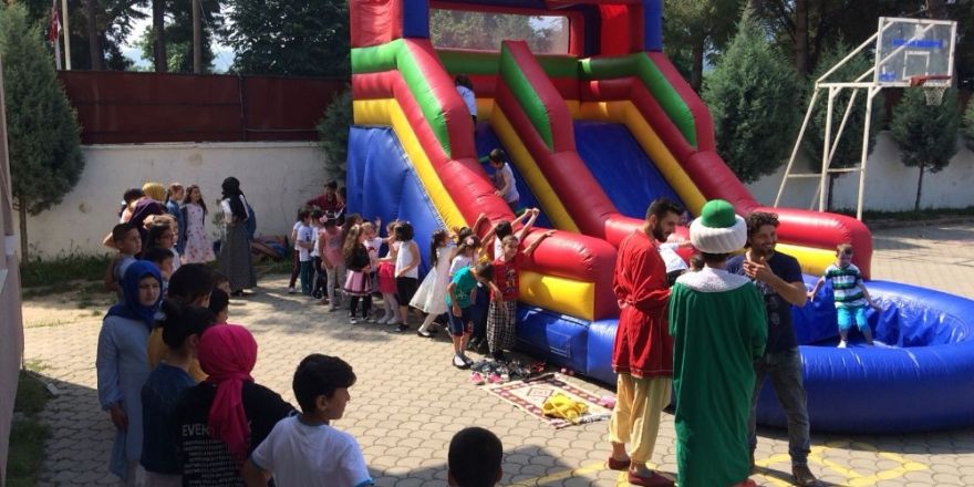 Başkan Akcan’dan çocuklara karne hediyesi