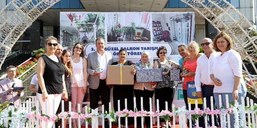 Buca’nın balkonları rengarenk