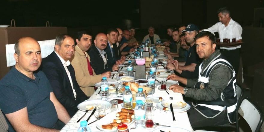 Yöneticiler, polislerle sahur yaptılar