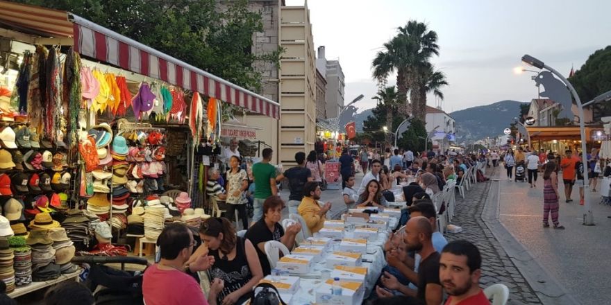 Foça AK Parti’den dev iftar sofrası