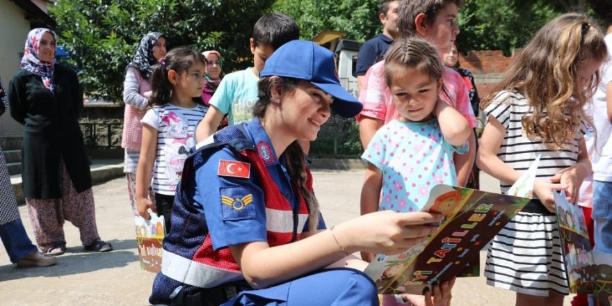 Jandarma karne gününde şehit çocuklarını unutmadı