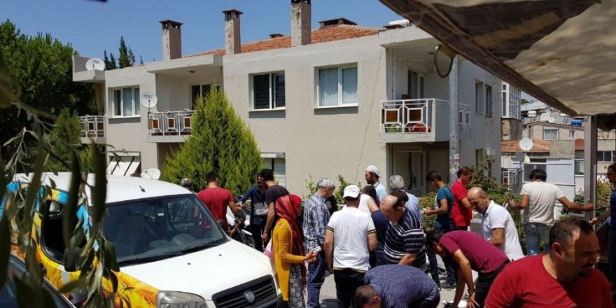 Kuşadası Ticaret Odası helva dağıttı