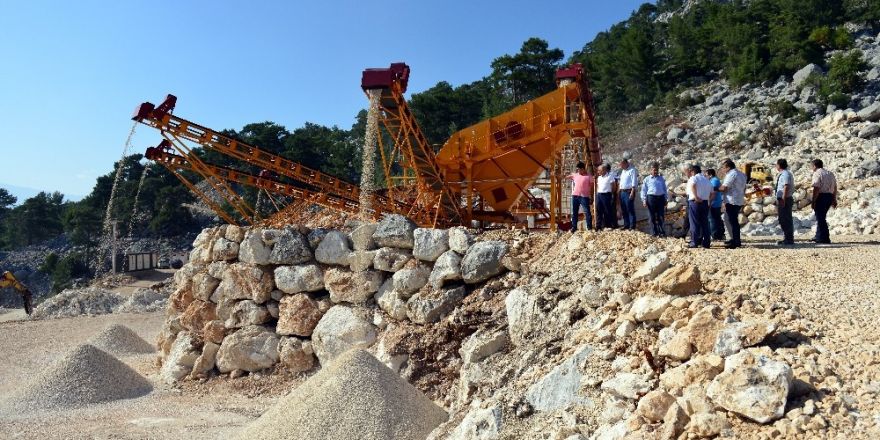 Kumluca’da Taş Kırma ve Eleme Tesisleri üretime başladı