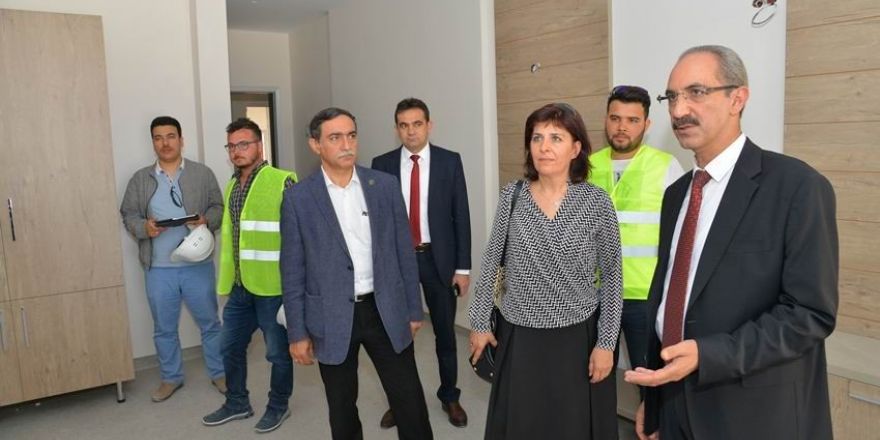 Kırşehir AEÜ’si Rektörü Karakaya, Fizik Tedavi ve Rehabilitasyon Hastanesi İnşaatında incelemede bulundu