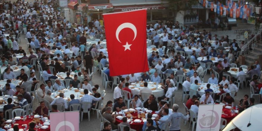 Mereto eteklerinde dev ramazan sofrası kuruldu
