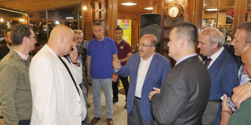 Gümrükçüoğlu gazetecilerle sohbet toplantısı gerçekleştirdi