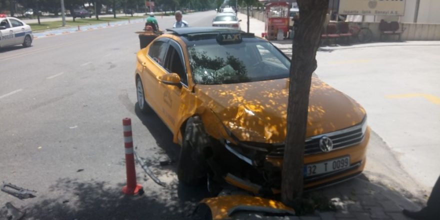 Servis yolunda trafik kazası: 3 yaralı