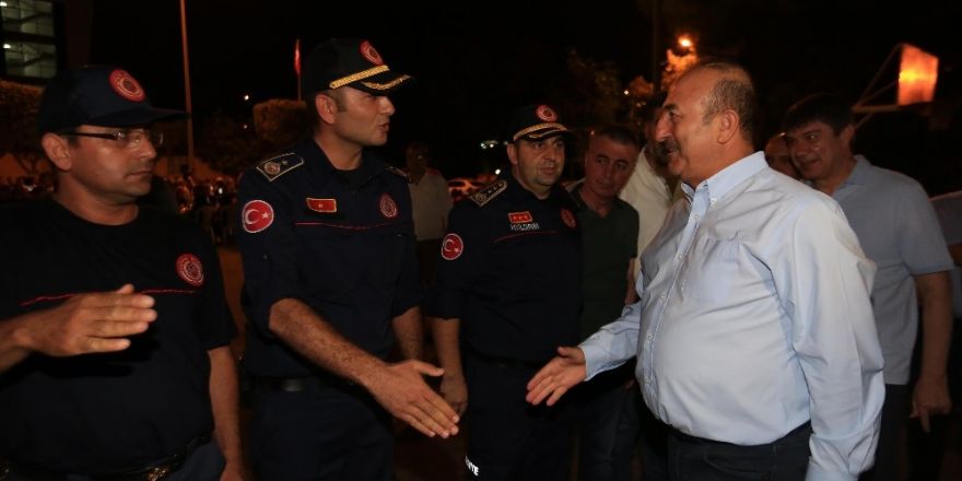 Bakan Çavuşoğlu ve Başkan Türel itfaiye erleri ile birlikte sahur yaptı
