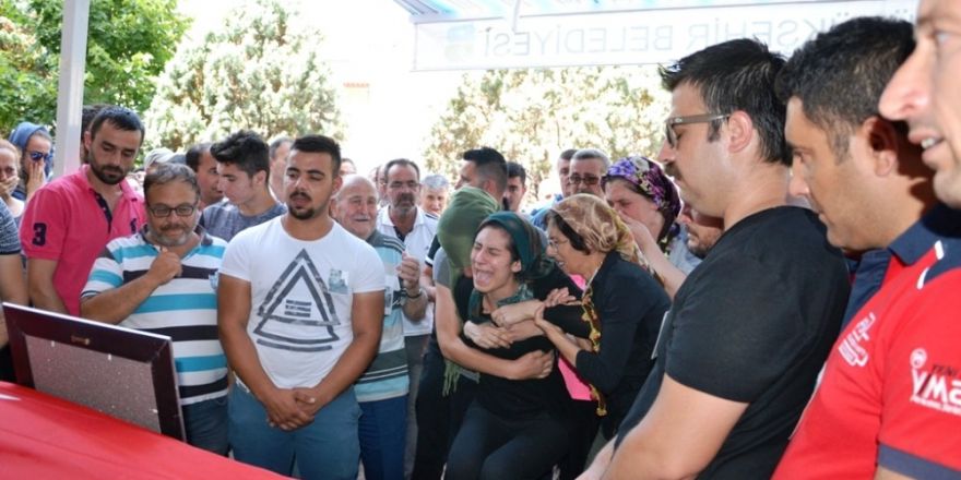 Cesedi 12 gün sonra kayalıklara vuran balıkçı toprağa verildi