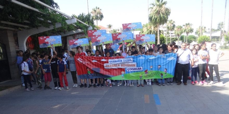 Çocuklardan kortej yürüyüşü