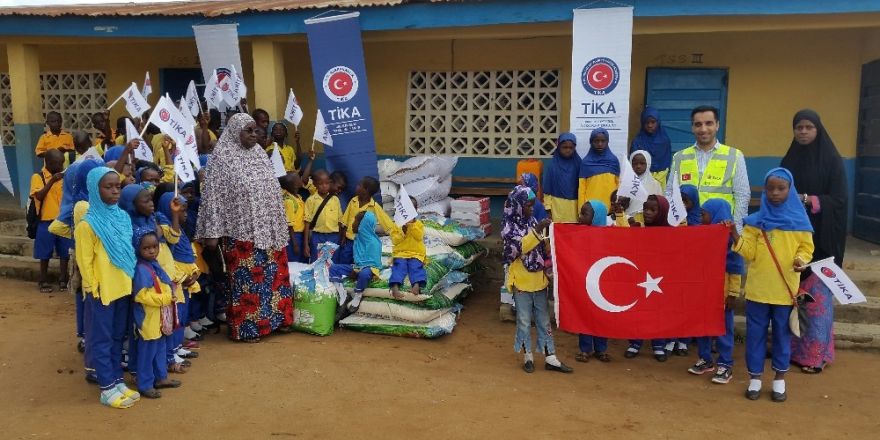 Sierra Leone’de yetimhanelere gıda yardımı