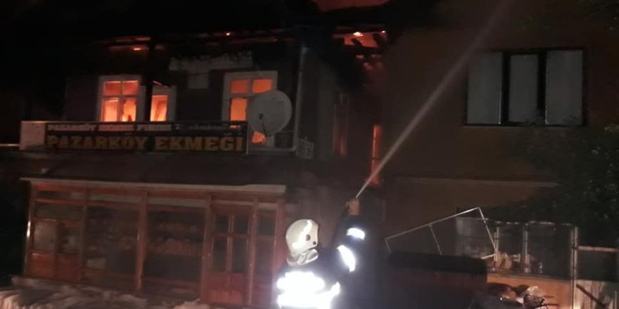 Mengen’de, 2 ev yangında kullanılmaz hale geldi
