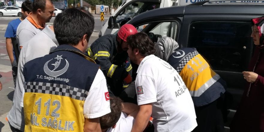 Yayaya çarpmamak için manevra yapan araç kaza yaptı: 1 yaralı