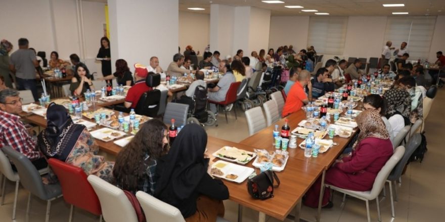 Engelliler iftarda buluştu