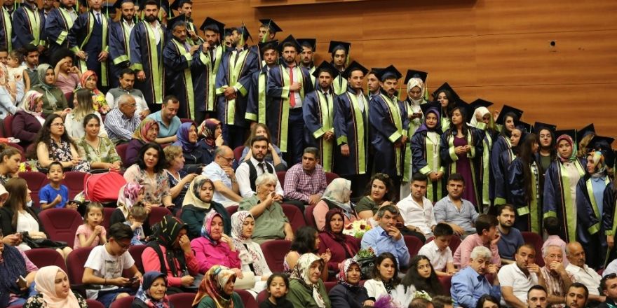 Başkan Büyükkılıç, üniversitelilerin mezuniyet sevincine ortak oldu