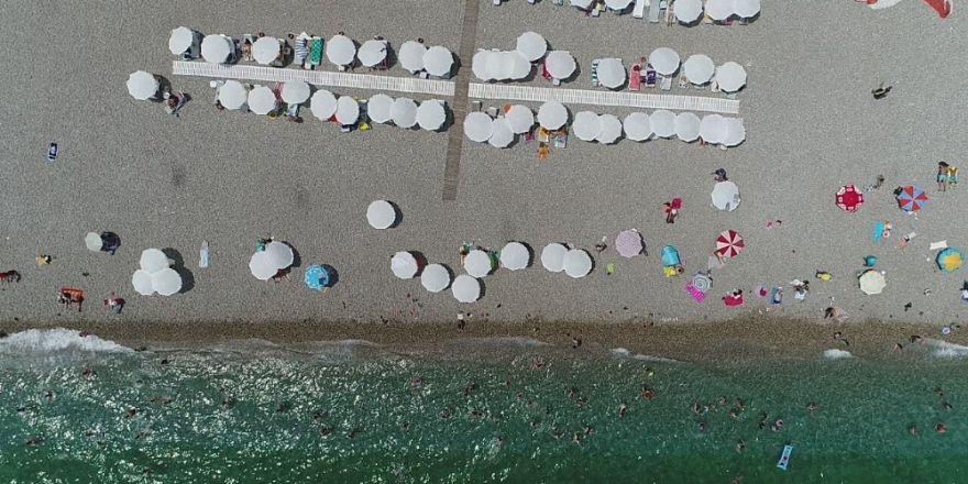 Meteoroloji uyardı Antalyalılar sahillere akın etti