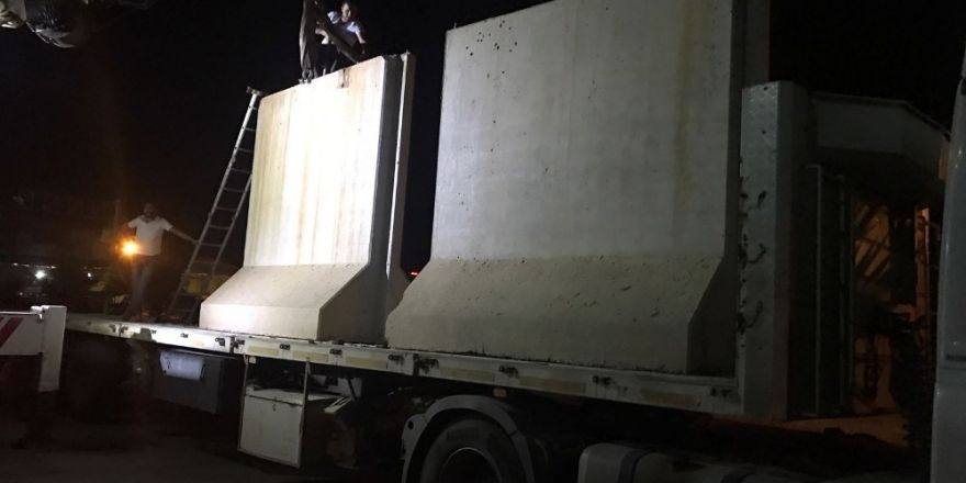 Viranşehir’de belediye önüne kurulan beton bariyerler kaldırıldı