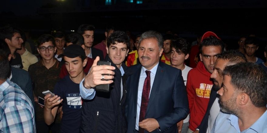 AK Parti’de seçim gezileri sürüyor