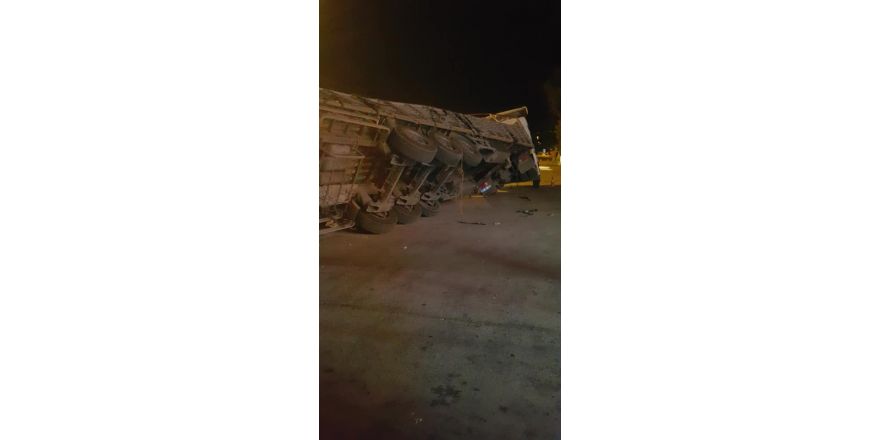 Tırın dorsesi yan yattı, malzemeler yola savruldu