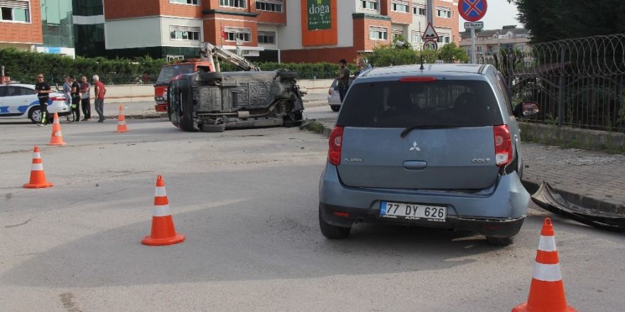 Otomobille çarpışan minibüs yan yattı