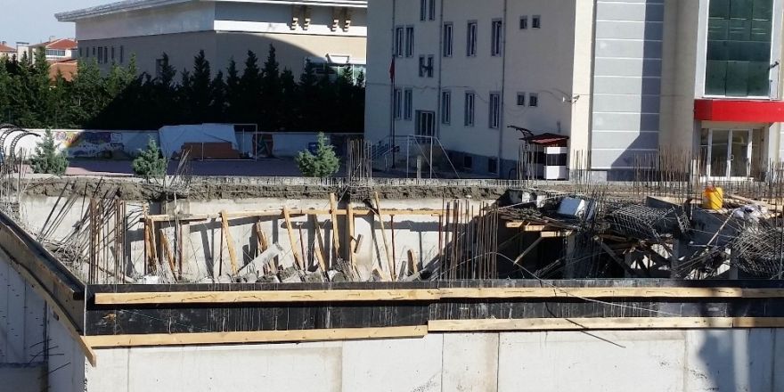 Konya'da öğretmenevi inşaatında beton kalıplar çöktü
