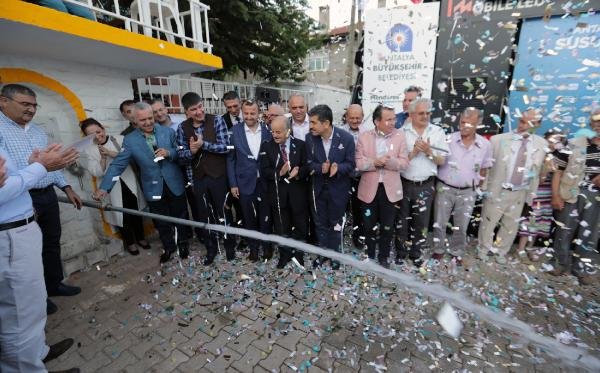100 yıllık su sorunlarını çözen Türel'e, 97 yıllık saatle teşekkür ettiler