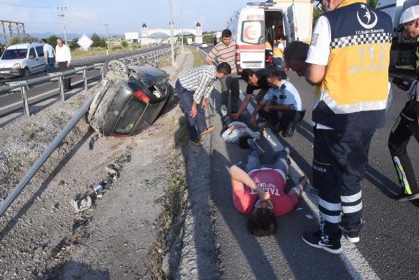 Bariyerlere çarpan otomobil ters döndü: 4 yaralı