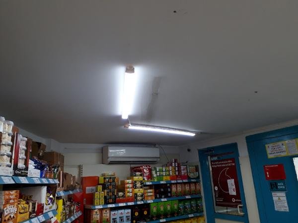 Markette başına floresan lamba düşen kadın yaralandı