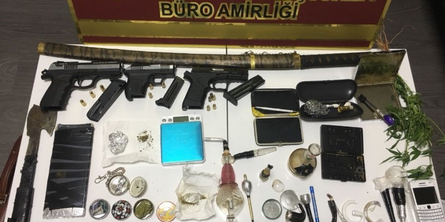 Polisten uyuşturucu tacirlerine baskın: 4 gözaltı