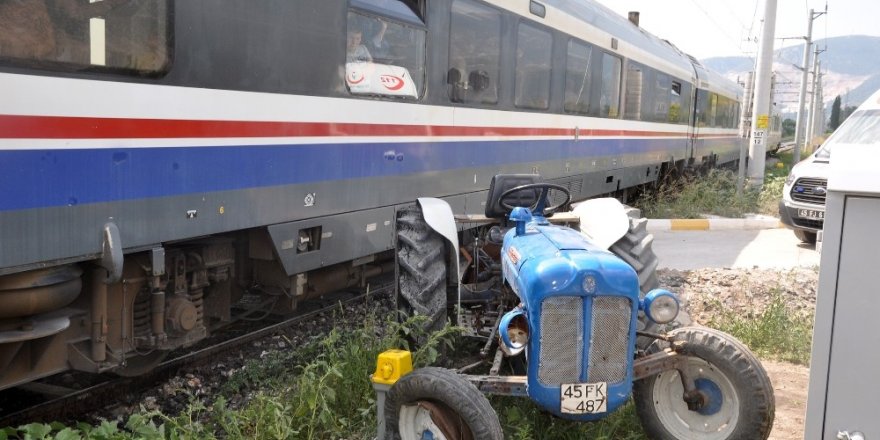 Tren traktörle çarpıştı! Ucuz atlatıldı
