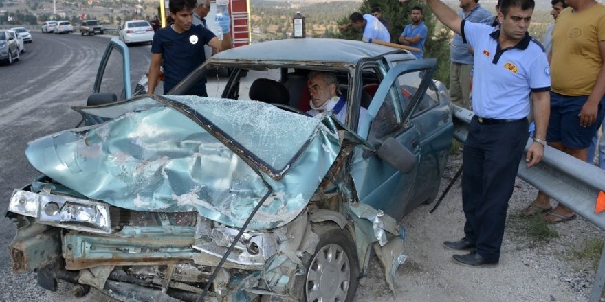 Otomobil ile kamyonet çarpıştı: 5 yaralı