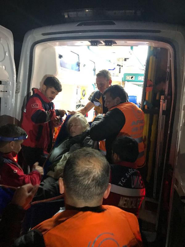 Demirkazık'ta rahatsızlanan İspanyol dağcı helikopterle alındı