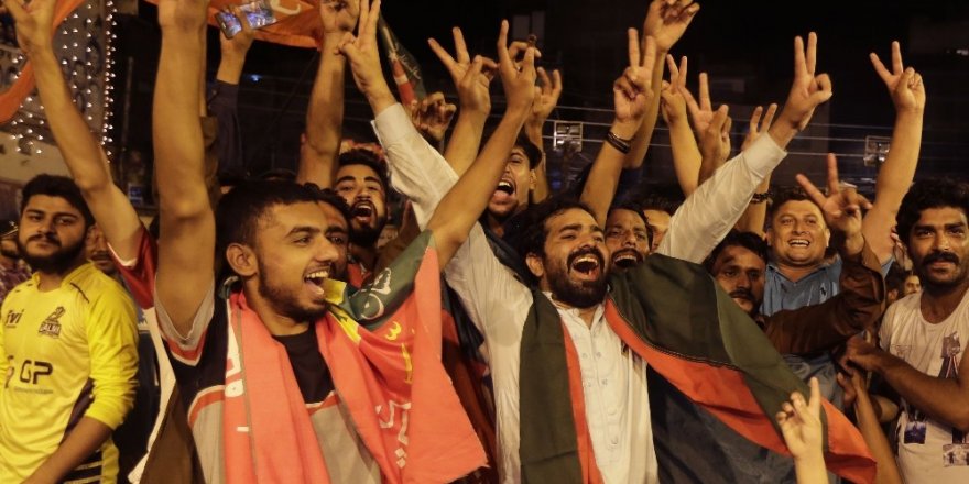 Pakistan seçimlerinde eski kriketçi galibiyete yakın
