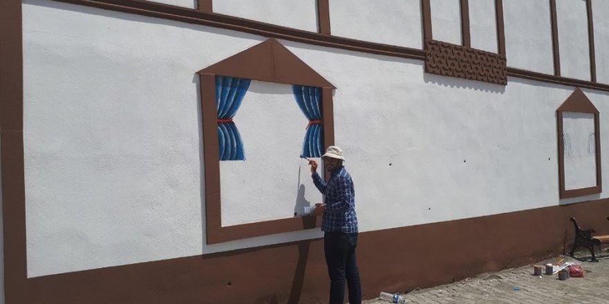 Genç ressam duvarlara hayat veriyor