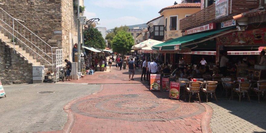 Kuşadası Körfezi sallanmaya devam ediyor