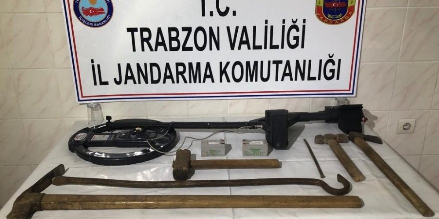 Trabzon’da kilisede kaçak kazı yapan defineciler suçüstü yakalandı
