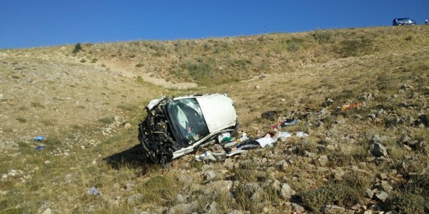 Direksiyon hakimiyeti kaybolan araç uçurumdan yuvarlandı: 1 ölü, 4 yaralı
