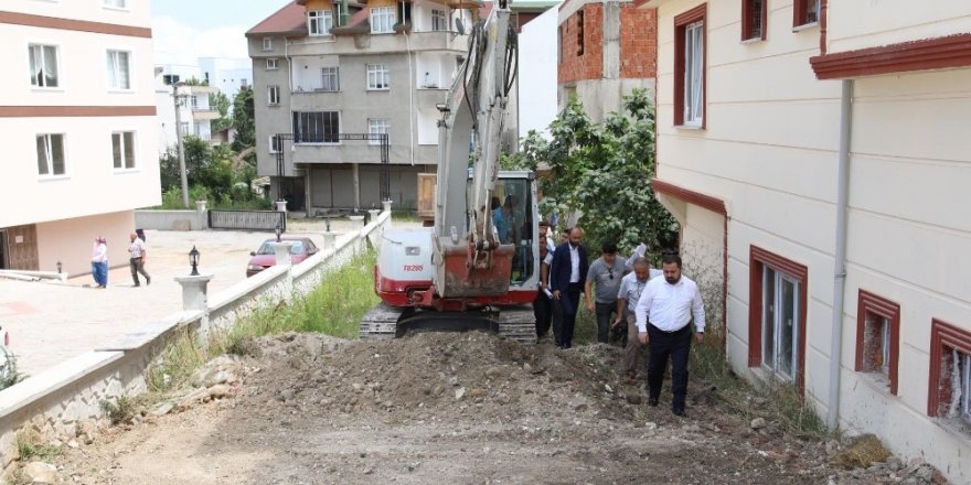 Başkan Aktepe, parke ve yol yapılacak alanda incelemelerde bulundu