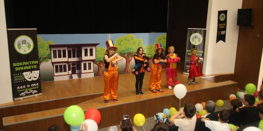 Akyazı’da Yaz Kur’an Kursu öğrencileri tiyatroda buluştu