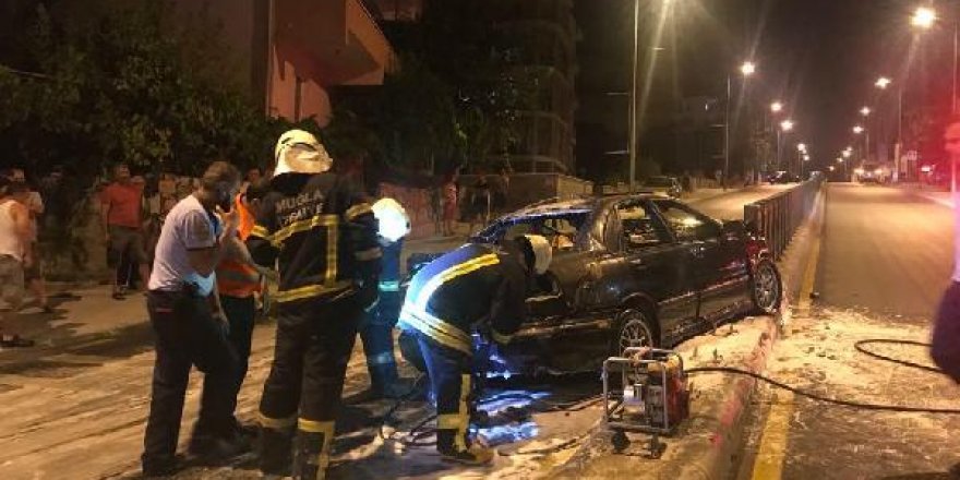 Kazada alev alan otomobilden son anda çıktılar