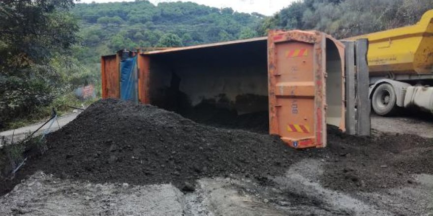 Toprak yüklü kamyon yan yattı