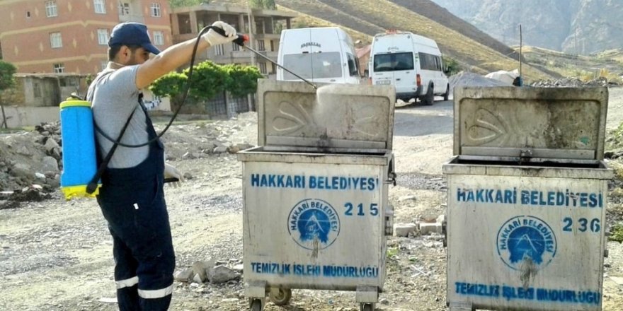 Hakkari’deki çöp konteynerleri dezenfekte edildi