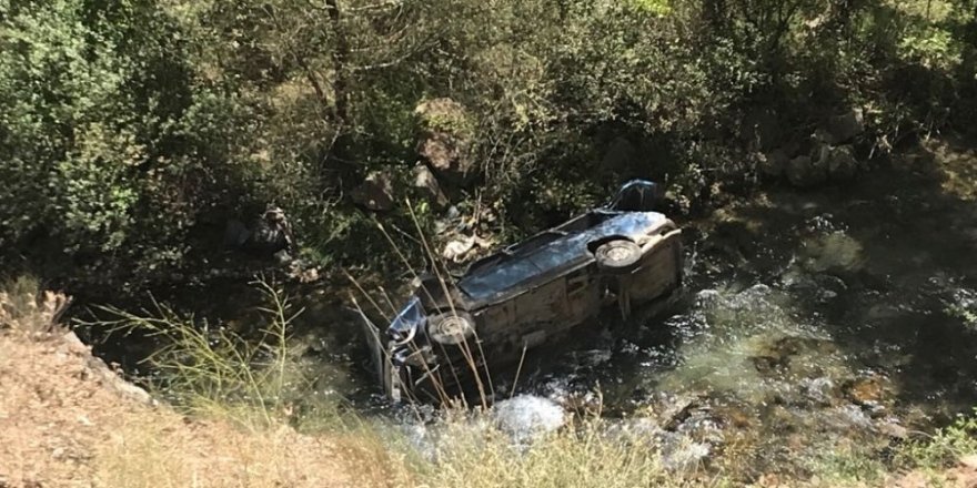 Dereye uçan otomobilin sürücüsü yaralandı