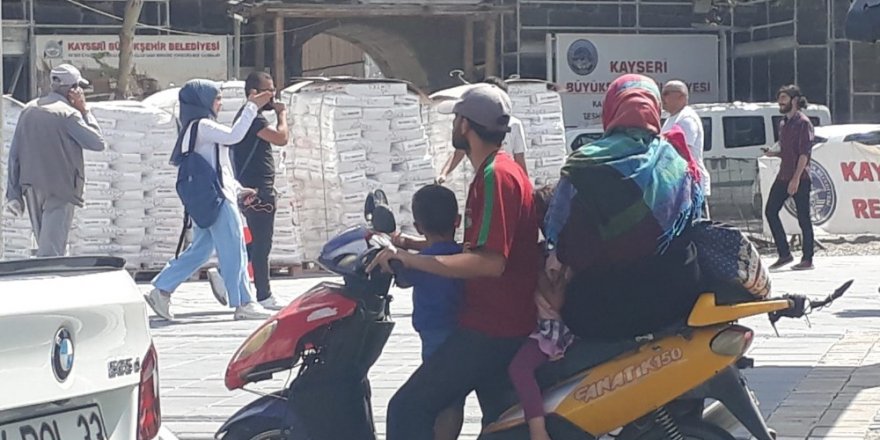 Motosiklet üzerinde tehlikeli yolculuk