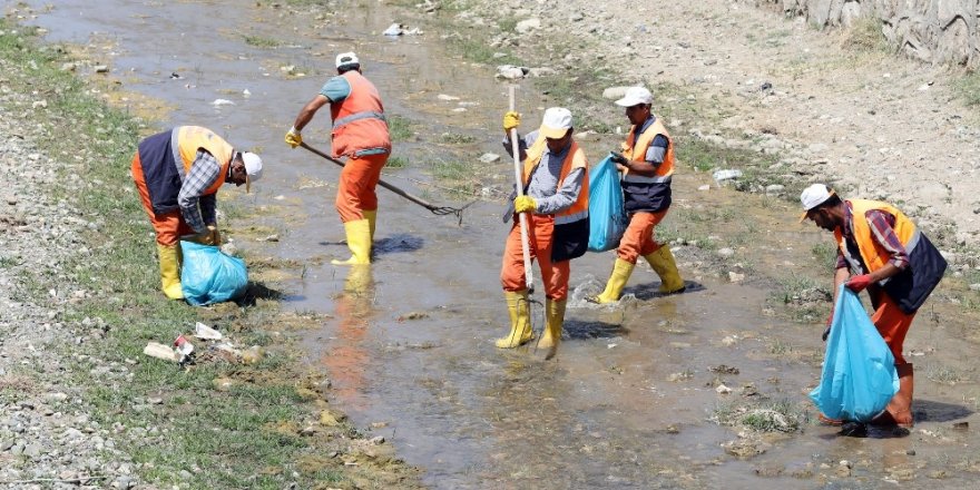 Van Gölü’ne dökülen derelerde temizlik çalışması
