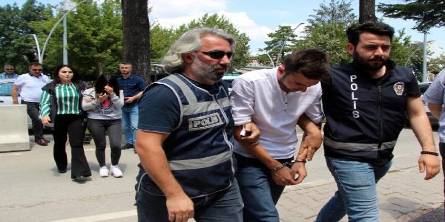 Yeni evlendiklerini söyleyip, kuyumcuyu sahte altınla dolandırdılar