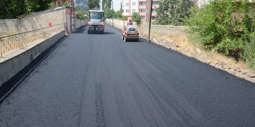 Erciş’te yol asfaltlama çalışması