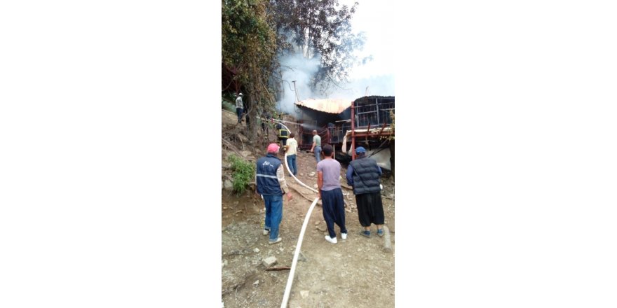 Elektrik kontağından çıkan yangın evi kullanılamaz hale getirdi