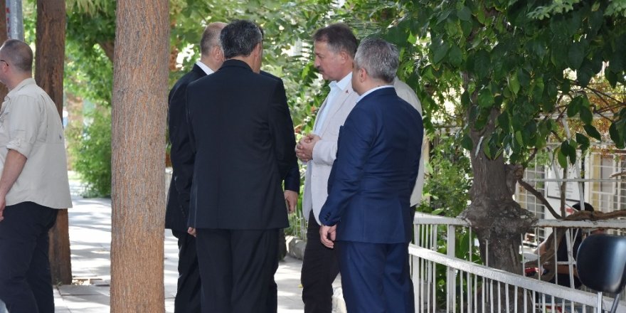 Emniyet Müdürü Aşkın, ABD’li Papaz Brunson’un sokağını teftiş etti