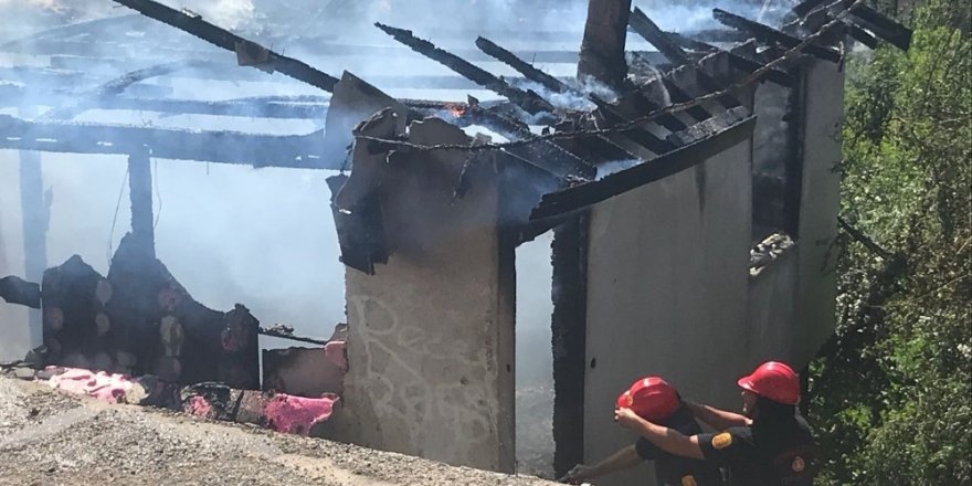 Yardımlarla yapılan ev yanarak kül oldu